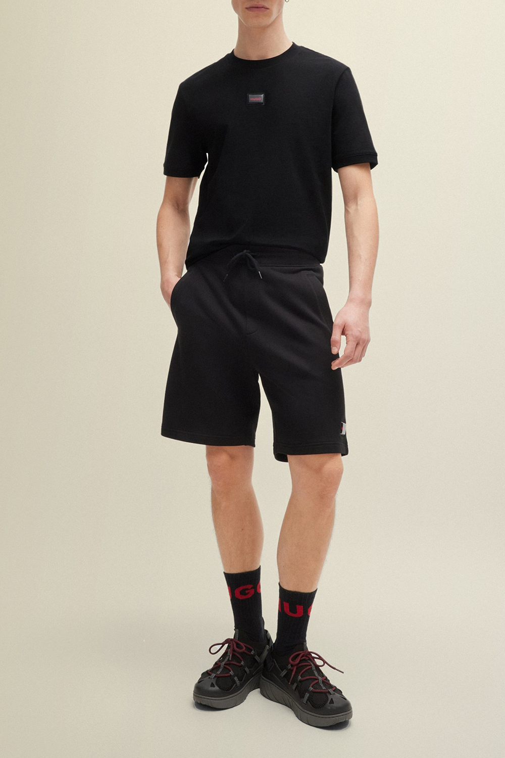 תמונת כל הלוק של חולצת טי